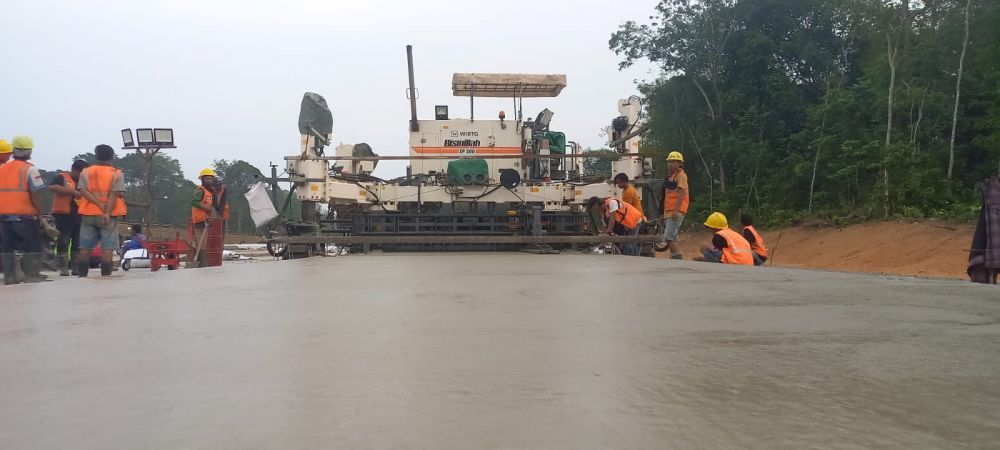Tol Jambi ruas Bayung Lencir-Tempino yang mulai dirigid beton.
