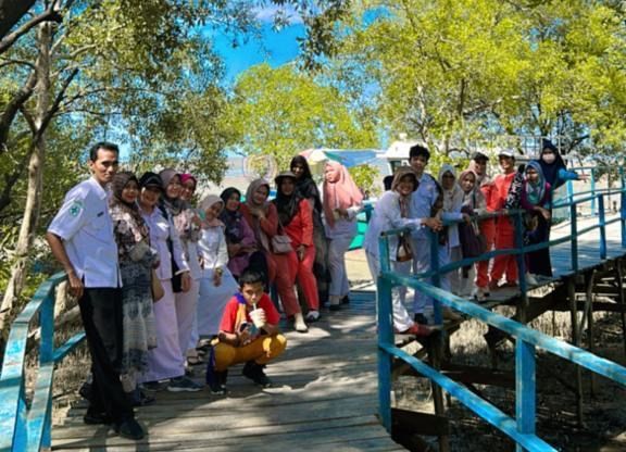 Para pengunjung wisata Hutan Mangrove Pangkal Babu saat berfoto.