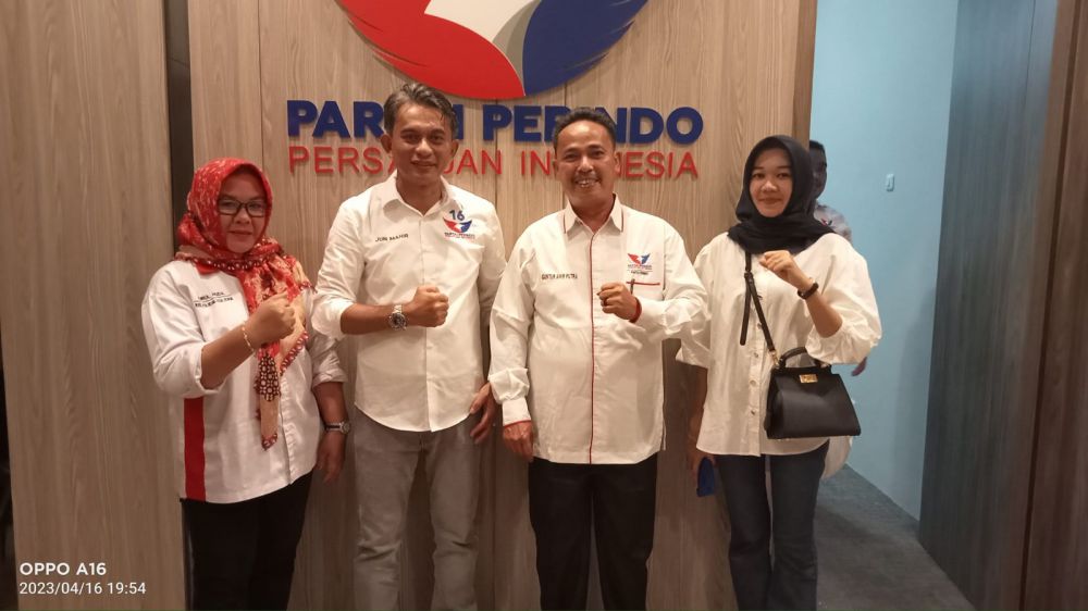 Ketua DPD Perindo Muaro Jambi, Jun Mahir bersama pengurus ketika berkunjung ke sekretariat DPP Perindo beberapa waktu lalu.  
