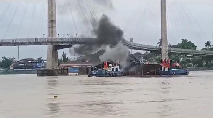 Tongkang Bermuatan Batubara Tabrak Tiang Jembatan Gentala Arasy