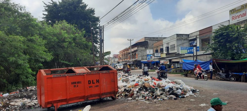 Tumpukan Sampah Masih Menggunung, Sampah di Jambi Selatan Belum Tertangani