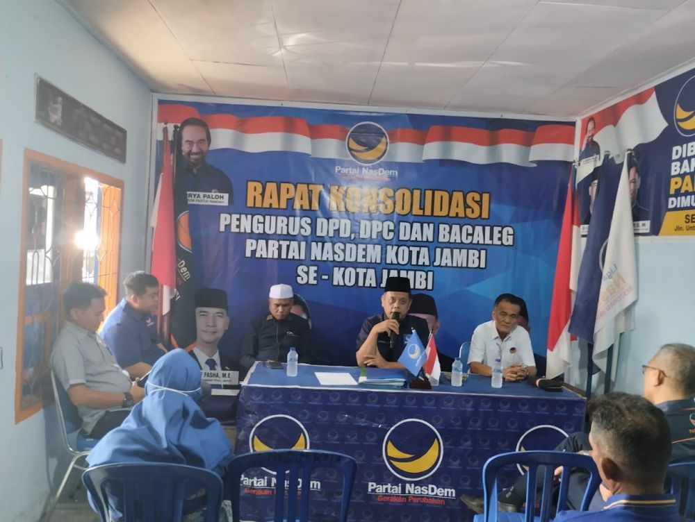 Ketua DPD NasDem Kota Jambi, Jefri Zen memimpin rapat konsolidasi bersama pengurus dan Caleg beberapa waktu lalu. 
