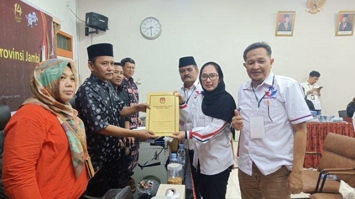 Sekretaris DPW Partai Perindo Provinsi Jambi, Herlina bersama pengurus mendaftarkan bakal calon anggota legislatif (Bacaleg) ke Komisi Pemilihan Umum (KPU).