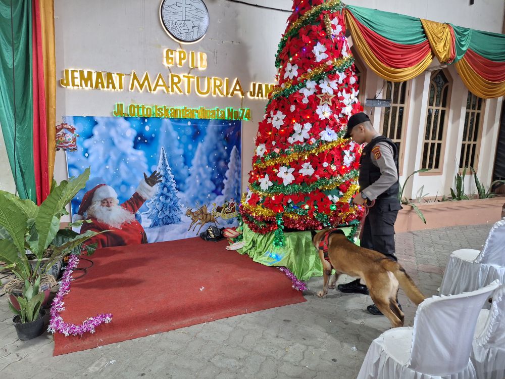 Ditsamapta Turunkan Anjing Satwa K9 Guna Lakukan Sterilisasi Gereja

