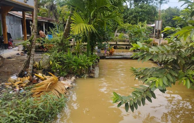 MENINGGI: Kondisi air sungai di Kecamatan Dendang yang sudah mulai meninggi hingga ke pemukiman warga.