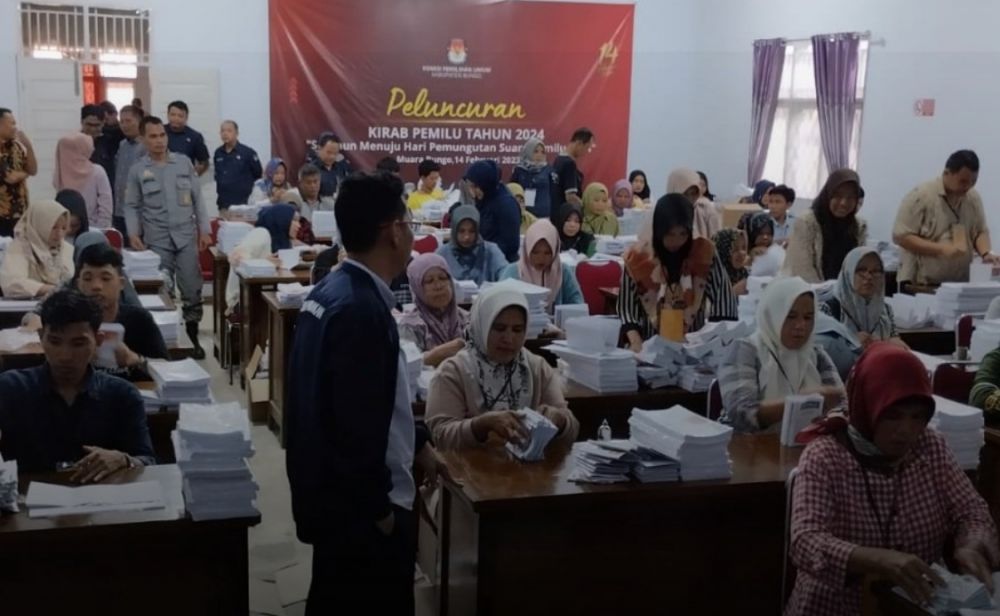 Anggota Bawaslu Provinsi Jambi Ari Juniarman memantau proses pelipatan surat suara di Kabupaten Bungo beberapa waktu lalu.
