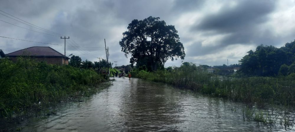 Jalan Legok Mulai Tergenang Air Setinggi Betis Orang Dewasa