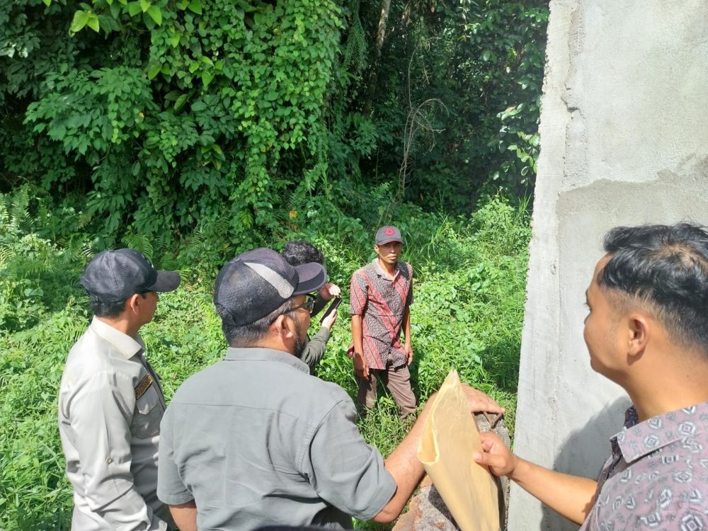 Sekda Pemprov Jambi melihat kondisi rumah yang terdampak pembangunan jalan khusus batu bara, di RT 3 Kelurahan Aur Kenali, Kota Jambi.
