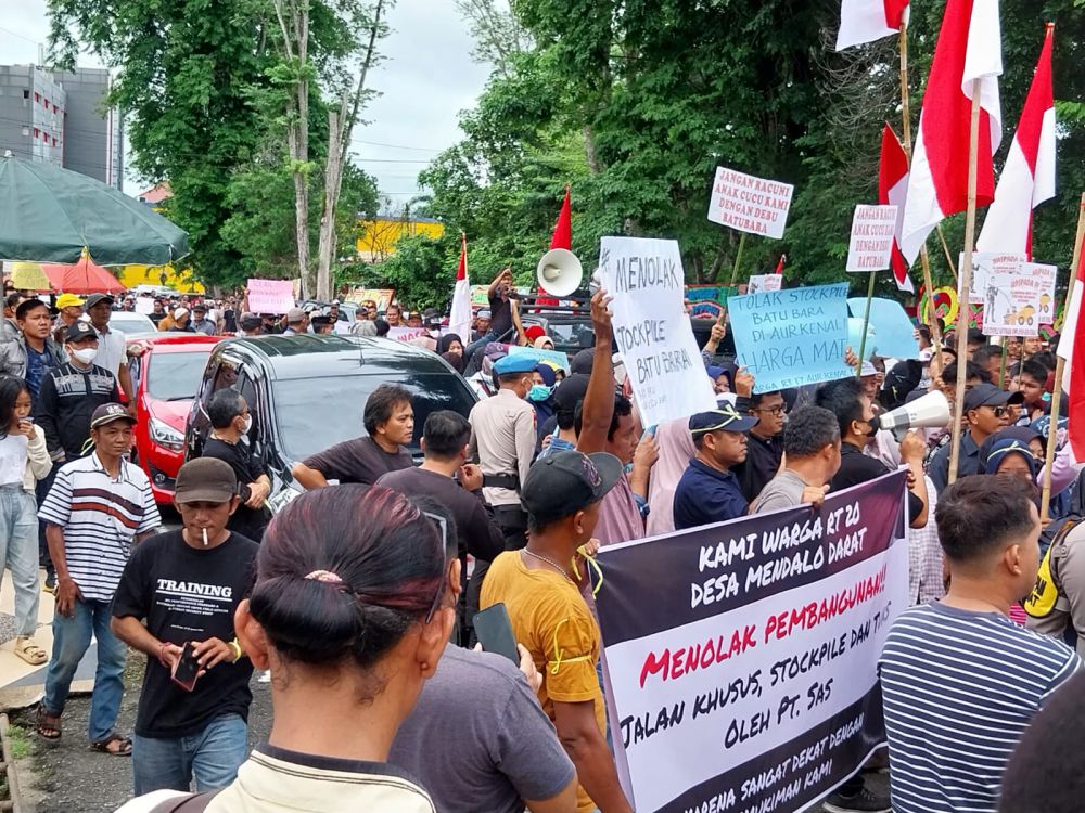 Tanggapi Demo Warga Tuntut Tolak Stockpile PT.SAS, Gubernur Al Haris : Yang Punya Izin Membatalkan Pemerintah Pusat