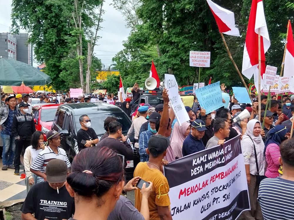 Ratusan Warga Aurkenali Unjuk Rasa di Gerbang DPRD Provinsi Jambi, Tolak Stockpile Batu Bara PT.SAS