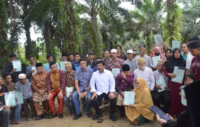 Menteri ATR/BPN RI, Hadi Tjahjanto  menyerahkan 289 bidang sertifikat gratis program reformasi agraria kepada masyarakat Muaro Jambi.