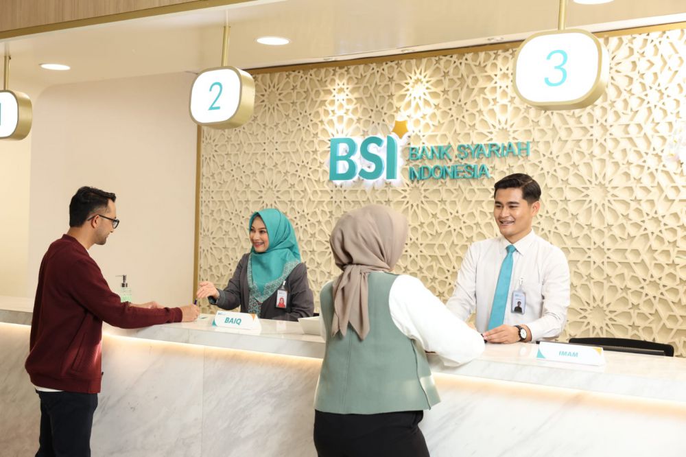 Petugas teller BSI sedang melayanani transaksi nasabah di BSI Kantor Cabang Jakarta The Tower. BSI menyediakan layanan operasional akhir pekan (weekend banking) di 408 kantor cabang BSI di seluruh Indonesia.