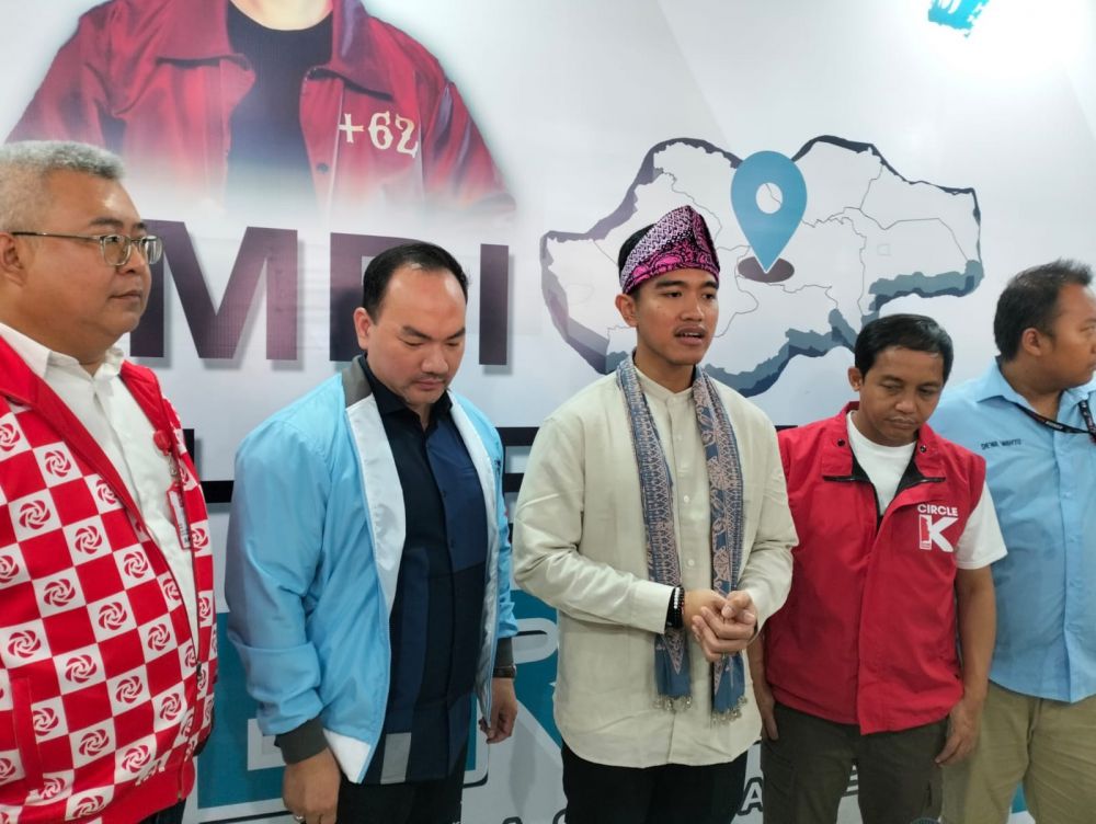 Ketua umum DPP PSI Keasang Pangerep menyampaikan keterangan persnya usia menggelar konsolidasi bersama kader dan Caleg PSI serta relawan Jokowi.