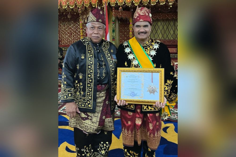 Anggota Komisi IX DPR RI Dr. Ir. H. A.R. Sutan Adil Hendra, MM bersama tokoh masyarakat yang juga Mantan Kapolda Jambi Irjen Pol Bambang Suparsono usai menerima gelar adat.
