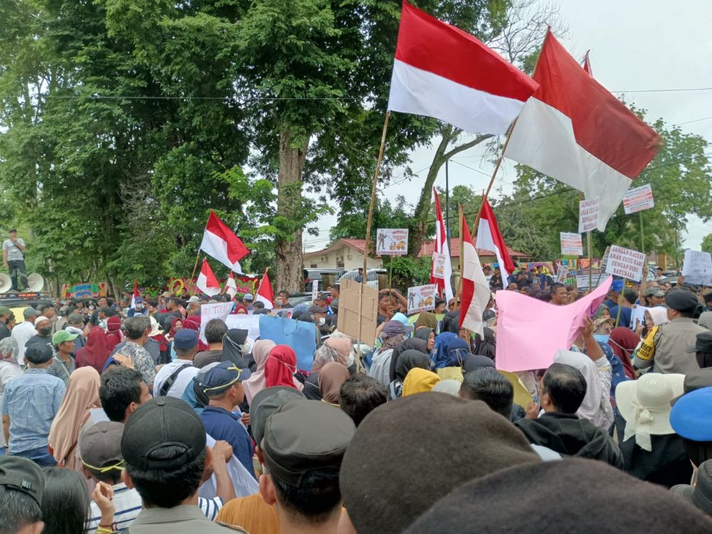 Warga Aur Kenali melakukan aksi di pintu samping gedung DPRD Jambi menolak pembangunan stockpile batu bara.