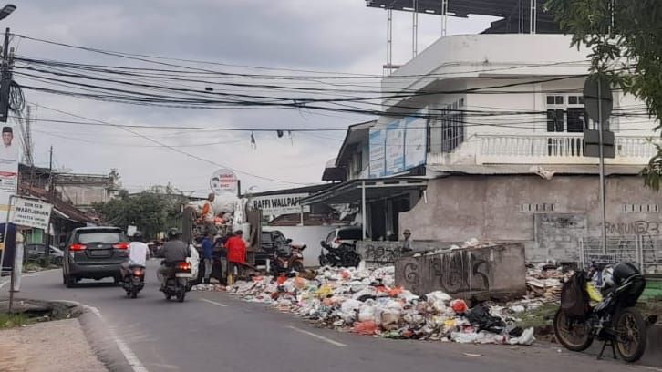Tumpukan sampah kembali telihat di neberpa TPS dalam Kota Jambi beberapa waktu lalu.