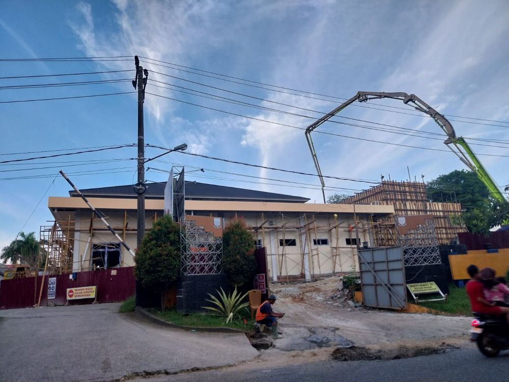 Pembangunan gedung radioterapi di RSUD Raden Mattaher Jambi molor. Gunakan addendum hingga 20 Januari.