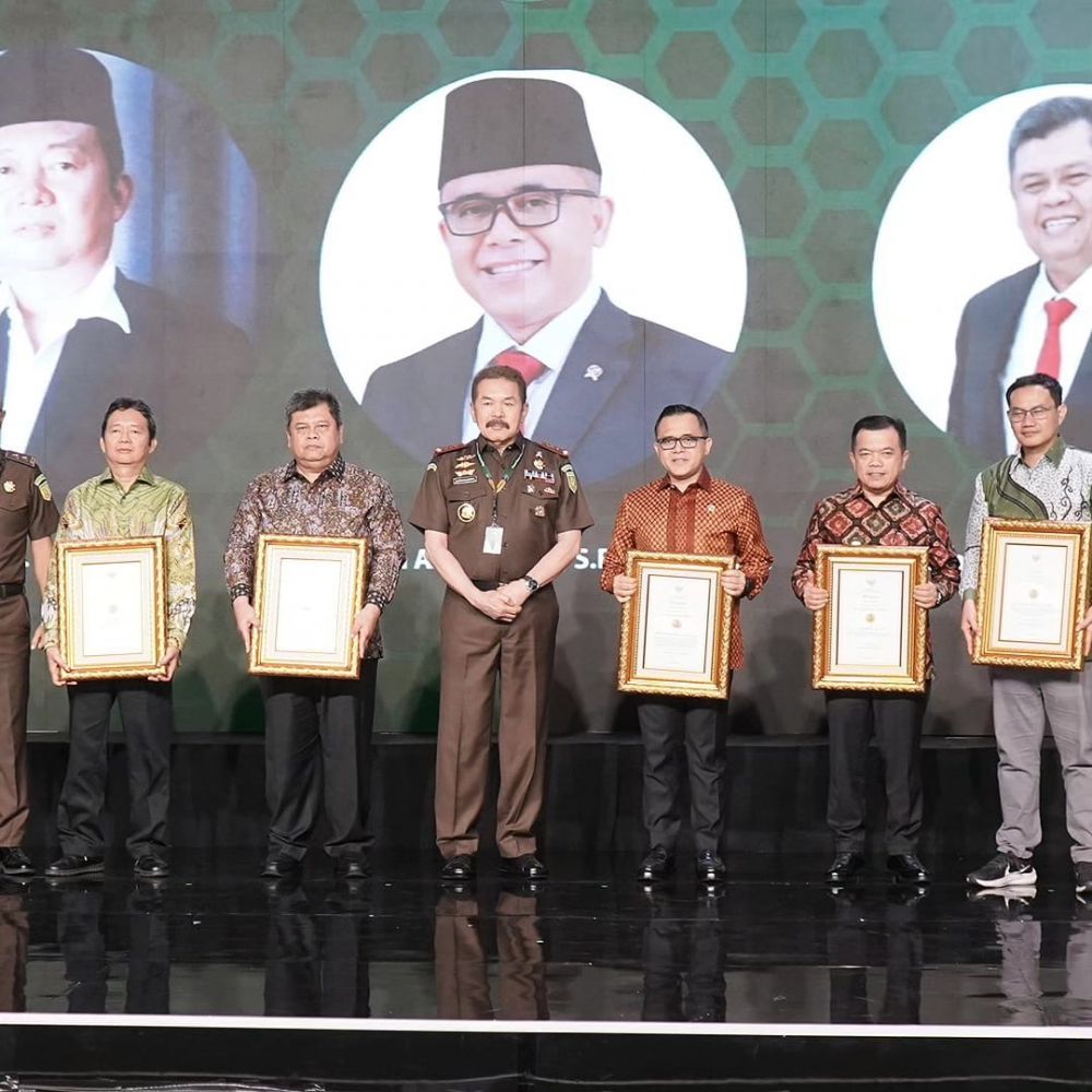Terima Penghargaan R. Soeprapto Award Tahun 2024, Gubernur Al Haris Ajak Seluruh Kepala Daerah Tetap Solid dan Berkontribusi Untuk Kejaksaan