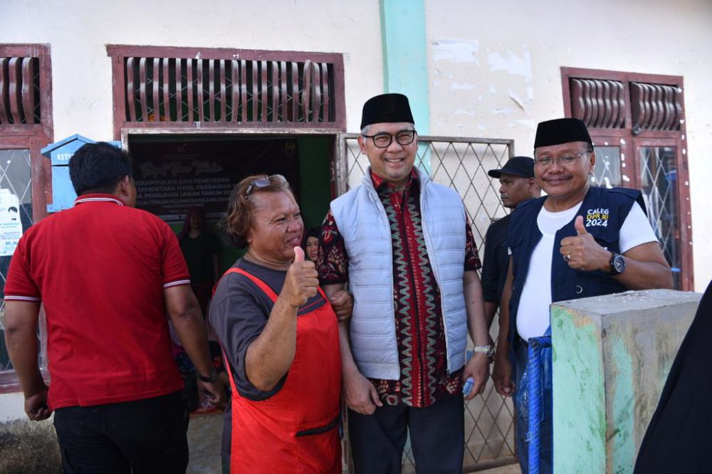 Sy Fasha saat mengunjungi dapur umum korban banjir di Kecamatan Keliling Danau