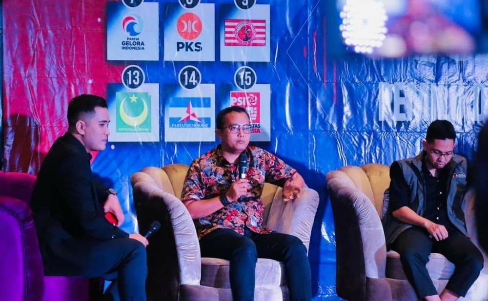 Komisioner KPU Provinsi Jambi Fachrul Rozi menjadi narasumber dalam sebuah acara diskusi bersama parti politik peserta Pemilu.
