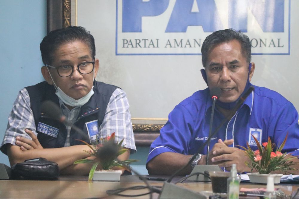 Ketua DPW PAN Provinsi Jambi H Bakri bersama sekretaris Khusaini memimpin rapat internal dalam rangka persiapan menghadapi Pemilu 2024.