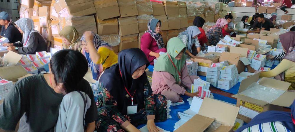 Komisi Pemilihan Umum (KPU) Kabupaten Tebo melaksanakan proses penyortiran dan pelipatan surat suara untuk Pemilu 2024.