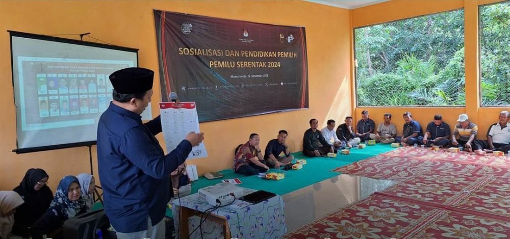 Komisioner Pemilihan Umum (KPU) Provinsi Jambi Suparmin melakukan sosialisasi dan pendidikan pemilih pemilu serentak 2024 beberapa waktu lalu.