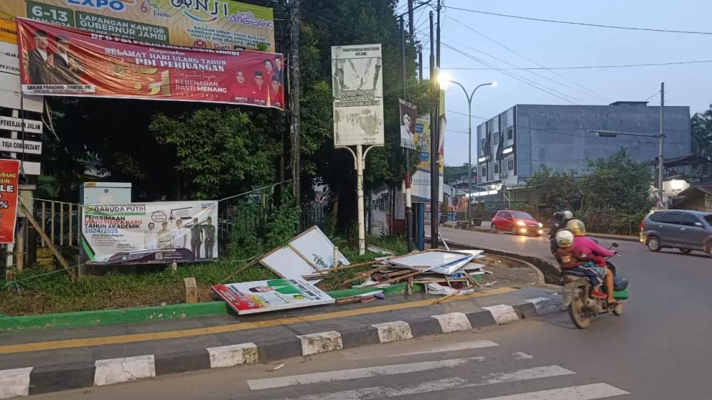 Sejumlah Alat Peraga Kampanye (APK) calon anggota legislatif (Caleg) berserakan di ruas jalan protokol di Kota Jambi.