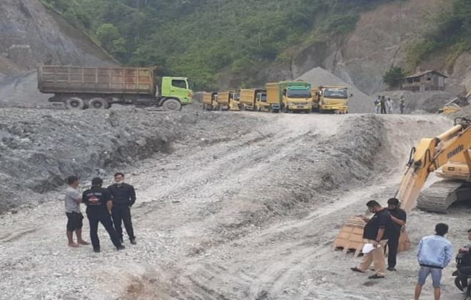 AKTIVITAS GALIAN C: Aktivitas galian C yang beroperasi di Kecamatan Gunung Kerinci.