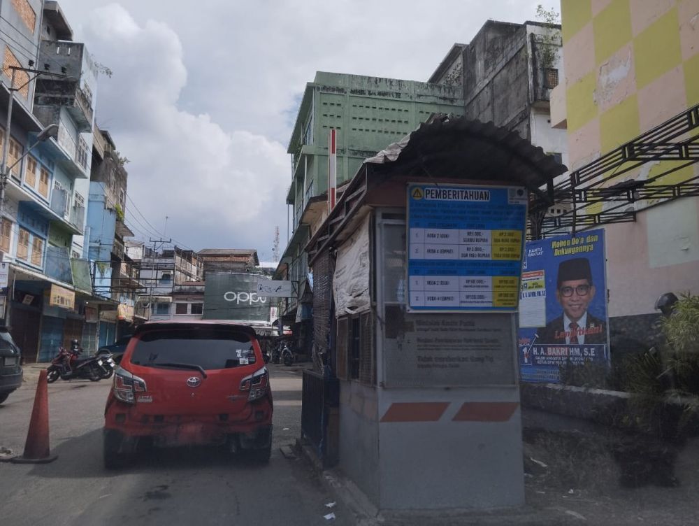 Kendaraan roda empat ketika melewati palang pintu retribusi parkir di kawasan pasar Kota Jambi (18/1) kemarin.

