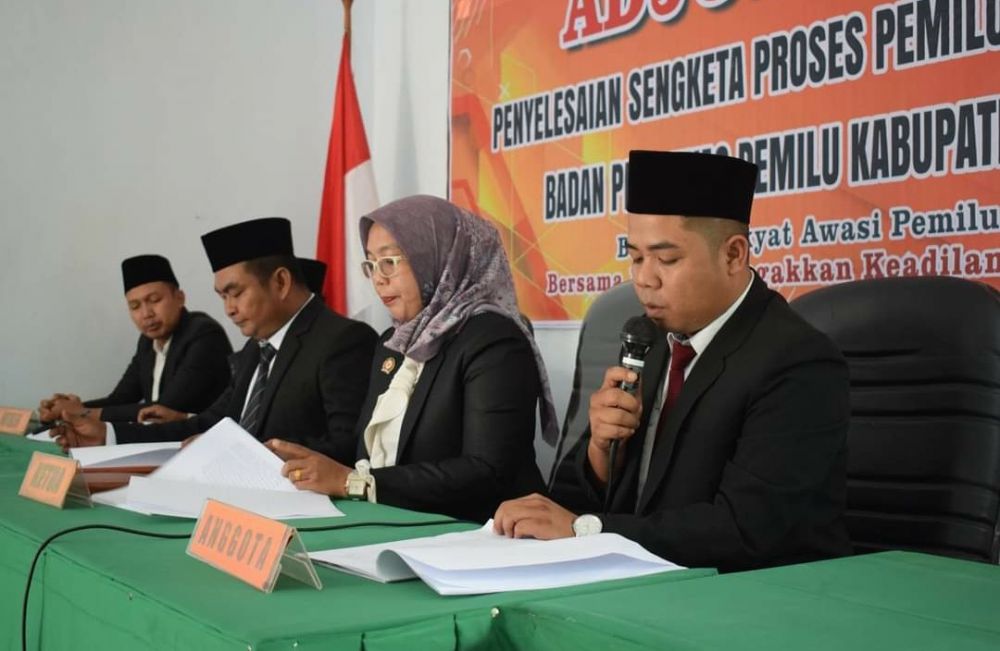 Ketua Bawaslu Kabupaten Tebo Paridatul Husni dan anggota melakukan sidang adjudikasi penyelesaian sengketa proses Pemilu.