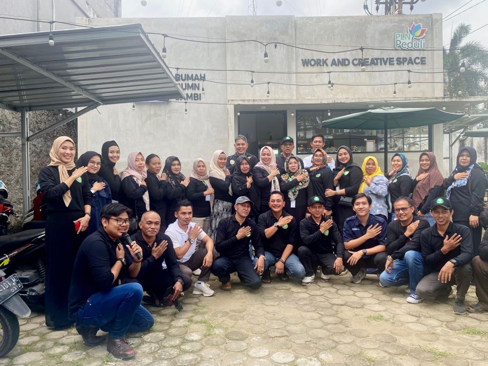 Semua anggota Japenta foto bersama di Rumah BUMN PLN Jambi