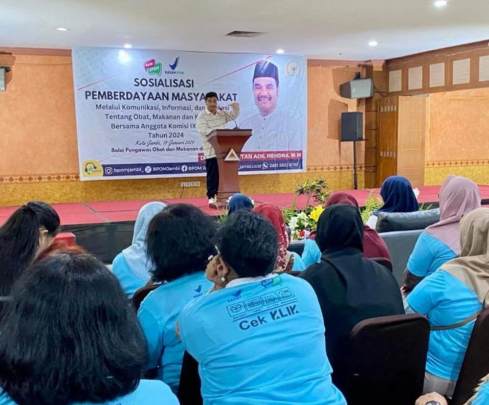 Anggota Komisi IX DPR RI Dr. Ir. H. A.R. Sutan Adil Hendra, MM menjadi pembicara dalam acara sosialisasi pemberdayaan masyarakat di Grand Hotel, Kota Jambi.
