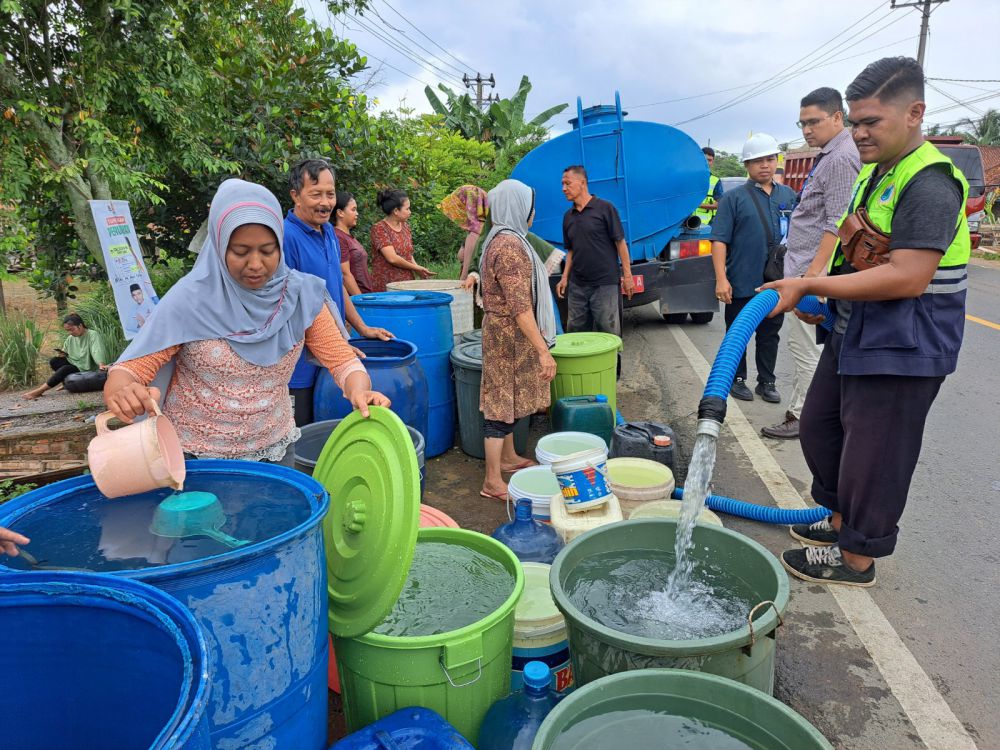 Penyaluran air bersih oleh PDAM di Penyengat Olak.
