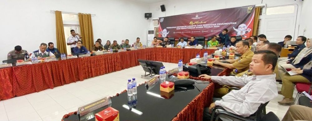Komisioner KPU Provinsi Jambi menggelar rapat koordinasi dengan stakeholder dalam rangka persiapan pendistribusian logistik dan persiapan pemungutan suara Pemilu 2024