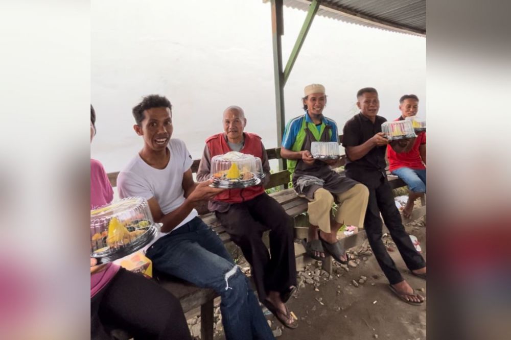 Rayakan Ulang Tahun Megawati Soekarnoputri, Relawan Edi Purwanto Bagikan Tumpeng