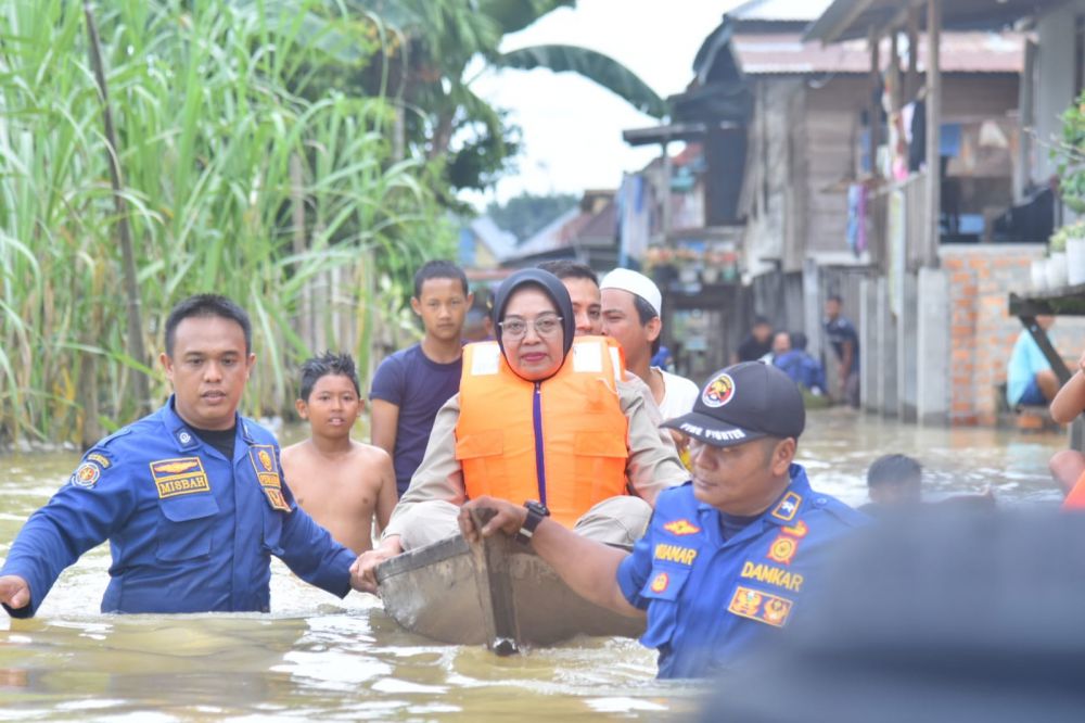 Pj Walikota Jambi ketika meninjau banjir di seberang Kota Jambi.
