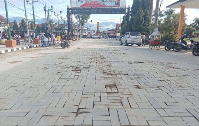 Warga Kota Sungai Penuh sangat mengeluhkan hasil pengerjaan proyek rekonstruksi jalan protokol di depan Gedung Nasional dalam kondisi rusak parah.