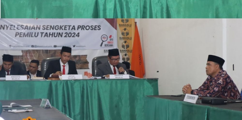 Anggota Bawaslu Muaro Jambi, Dedi Wahyudi (tengah) memimpin sidang peyelesaian sengketa proses Pemilu 2024.
