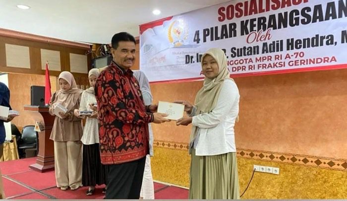 Anggota MPR RI Dr. Ir. H. A.R. Sutan Adil Hendra, MM menggelar sosialisasi empat pilar kebangsaan di Grand Hotel, Kota Jambi.
