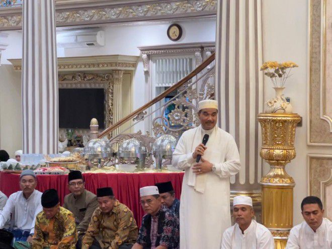 Ketua DPD Partai Gerindra Provinsi Jambi Dr. Ir. H. A.R. Sutan Adil Hendra, MM saat melakukan doa dan zikir bersama di kediaman pribadinya kawasan Telanaipura Jambi, Kamis malam (25/1) kemarin.

