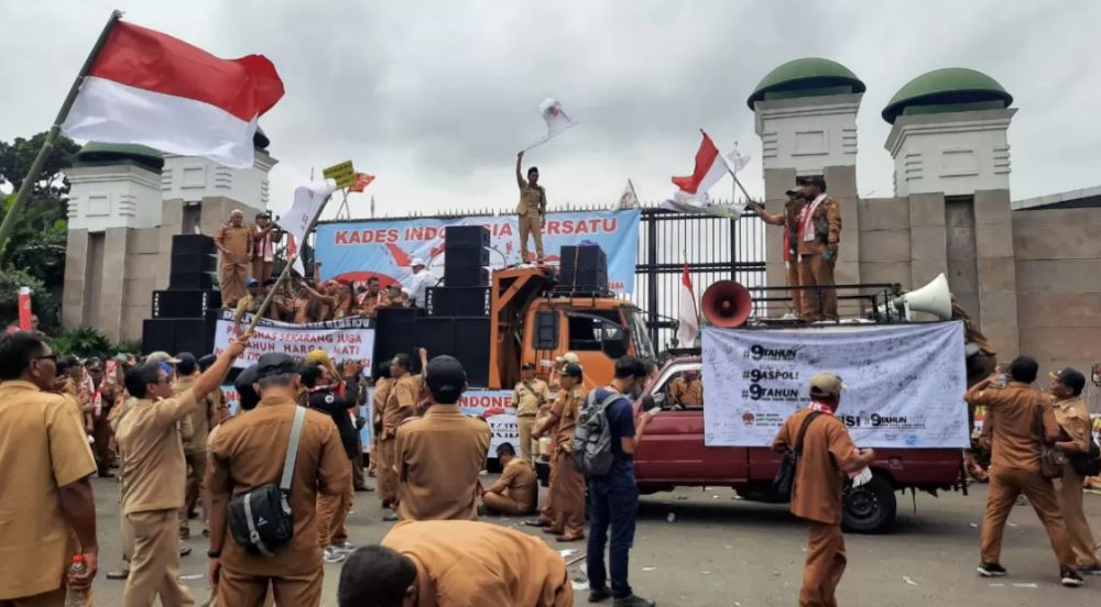 Aksi unjuk rasa ratusan kepala desa di depan gedung MPR-DPR, Jalan Gatot Soebroto, Jakarta.