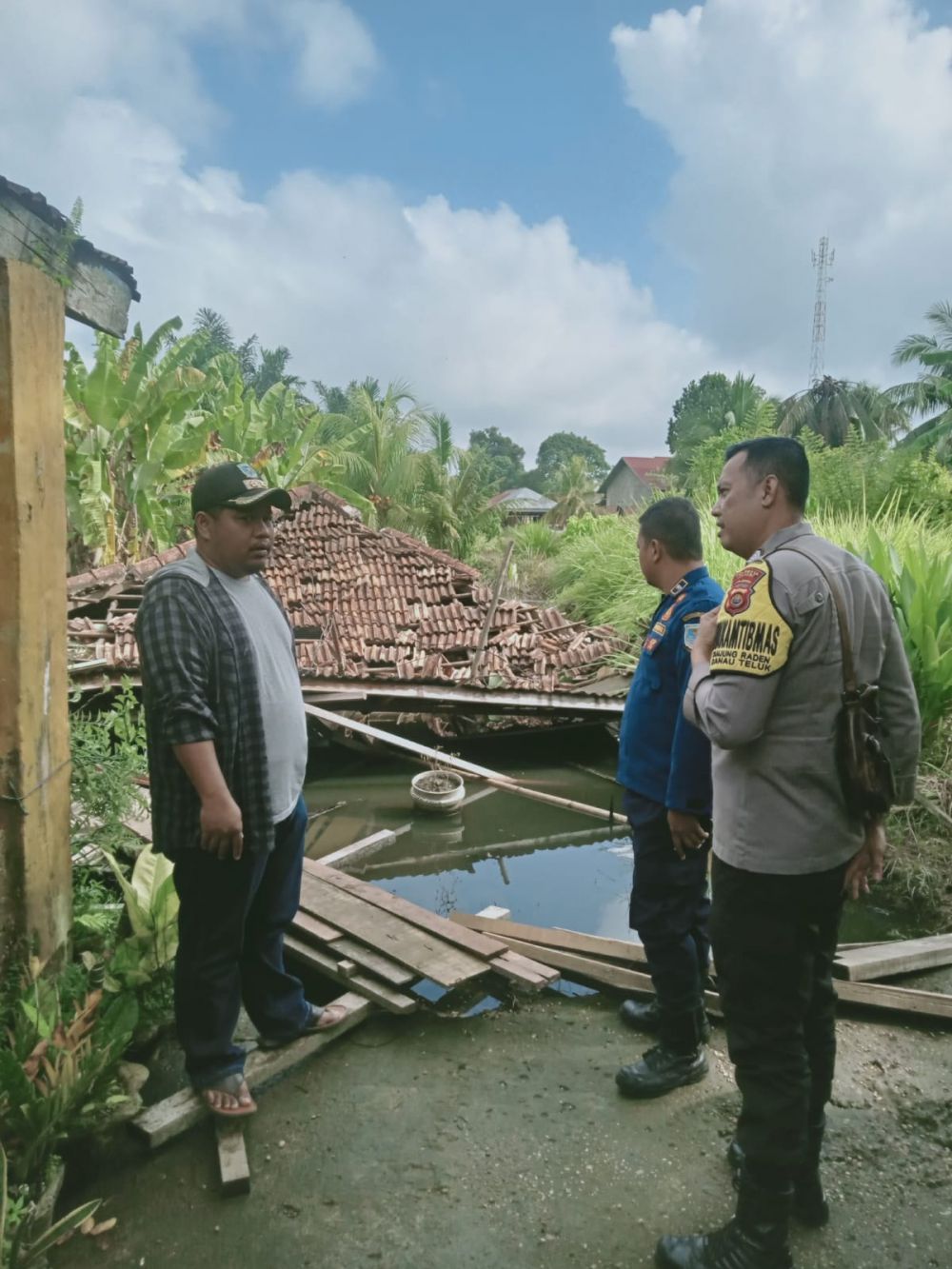 Petugas ketika melihat satu unit rumah panggung yang roboh akibat banjir di Kelurahan Tanjung Raden, Kota Jambi beberapa waktu lalu.