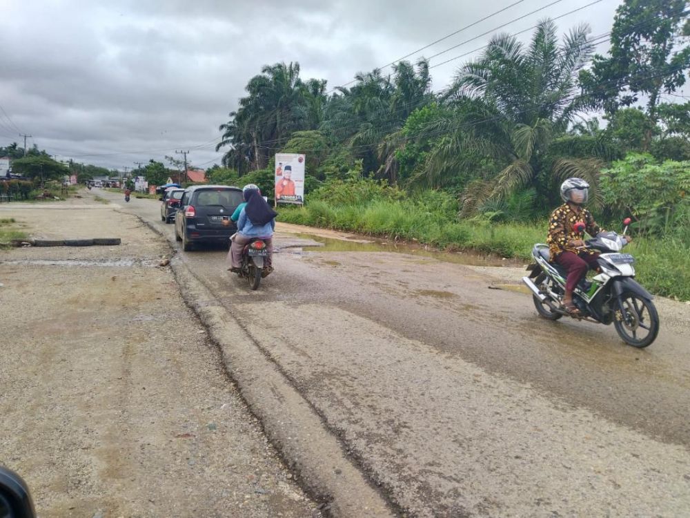 Kondisi Jalan lintas Tebo-Rimbo Bujang,saat ini rusak parah. 