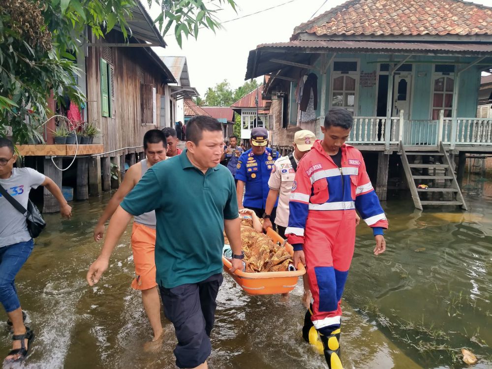 Alami Sakit Ditengah Banjir, Warga Legok Dievakuasi Tim Damkartan ke Rumah Sakit
