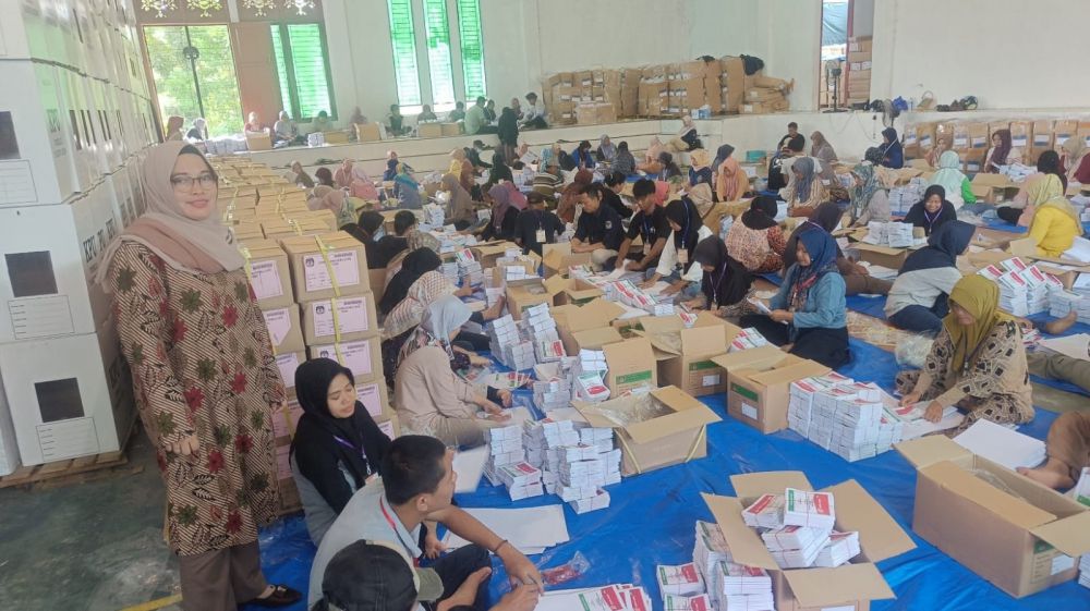 Komisioner KPU Kabupaten Tebo Atiul Fuaidiyah memantau pengepakan logistik Pemilihan Umum (Pemilu) 2024.