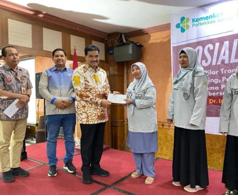 Anggota DPR RI, Dr. Ir. H. A.R. Sutan Adil Hendra, MM bersama masyarakat usai menggelar sosialisasi Germas di Grand Hotel, Kota Jambi.