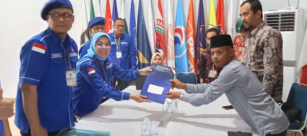 Ketua DPC Demokrat Kota Jambi, Roro Nully Kurniasih Kawuri ketika mendaftarkan Bacaleg di Komisi Pemilihan Umum (KPU) beberapa waktu lalu.
