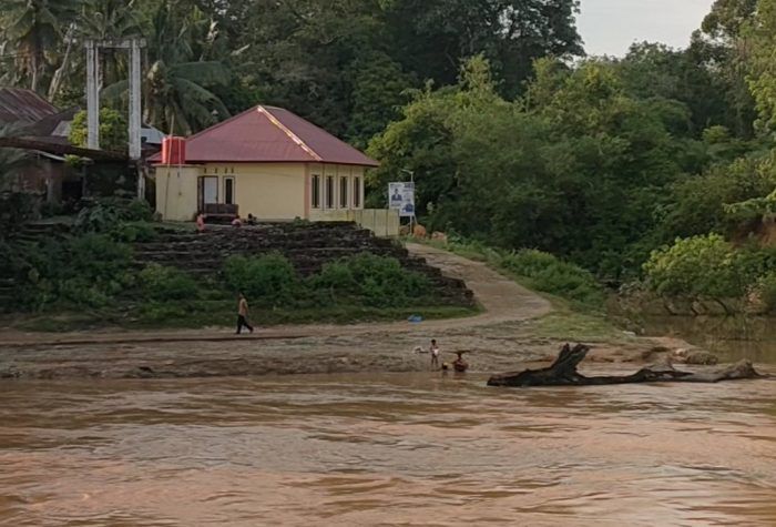 Tampak dari seberang sungai dusun Mangun Jayo, kecamatan Muko - Muko Bathin VII yang akan dibangun jembatan permanen

