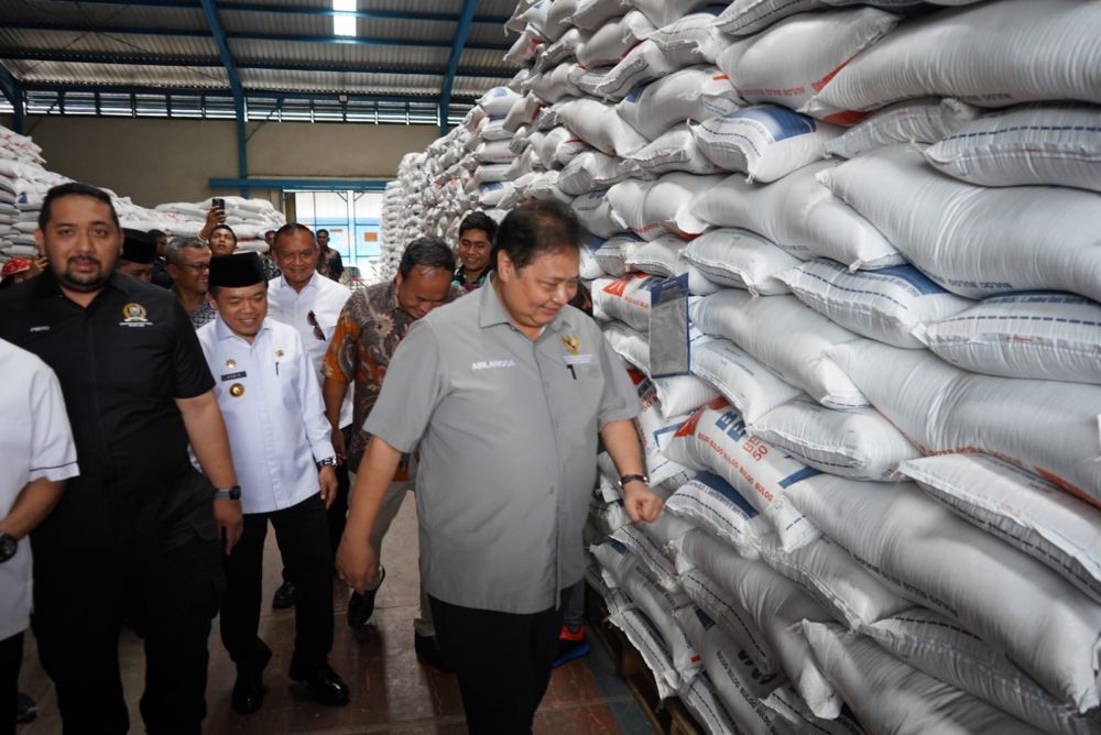 Menko Perekonomian RI dan Gubernur Jambi saat meninjau Gudang Bulog di Kawasan Pasir Putih, Kota Jambi. Beras merupakan penyumbang inflasi terbesar. Pemprov akan melakukan operasi pasar.
